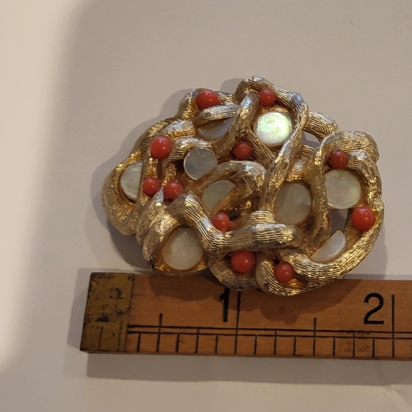VTG Sarah Coventry Royal Hawaiian MOP Faux Coral Pendant Brooch Pin Gold Tone - Picture 4 of 5